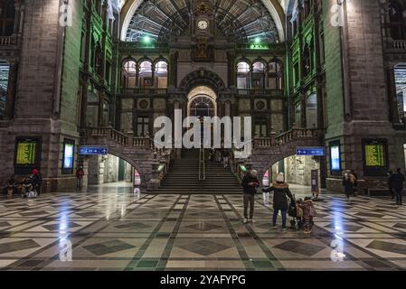 Anversa, Fiandre, Belgio, 12 28 2020 Design interno della rinnovata stazione ferroviaria centrale, Europa Foto Stock