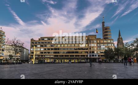 Ixelles, Bruxelles, Belgio, 10 09 2018: Giovani che si divertono in una serata di fine estate intorno a Flagey, in Europa Foto Stock