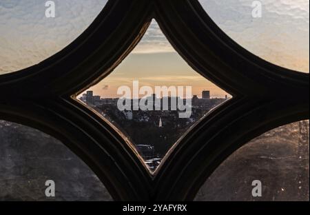 Schaerbeek, Bruxelles, Belgio, 12 03 2018 Vista sullo skyline di Bruxelles dalla torre della chiesa cattolica di Santa Susanna, incorniciata attraverso la baracca romba Foto Stock