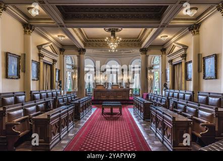 Ixelles, Bruxelles, Belgio, 05 31 2019, panche di legno nella sala matrimoni del municipio, Europa Foto Stock