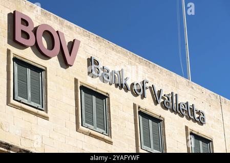 La Valletta, Malta, 01 07 2022: Facciata e segno della Banca di Valleta, Europa Foto Stock