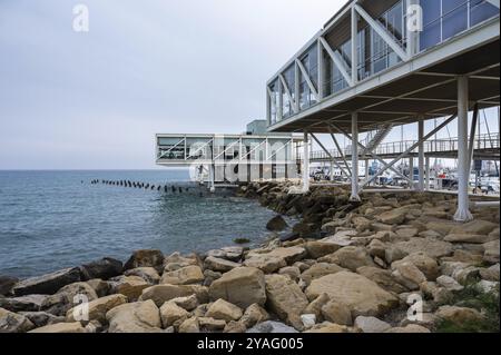 Limassol, Cipro, 23 marzo 2023, Rocks at the shore of the Old Harbour with Modern Restaurant Buildings, Europe Foto Stock