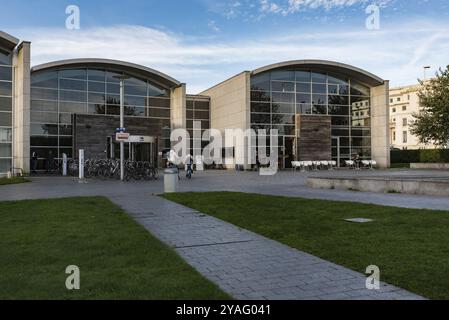 Ostenda, Fiandre occidentali, Belgio, 10 26 2019 Parco e cortile della biblioteca pubblica Kris Lambert, Europa Foto Stock