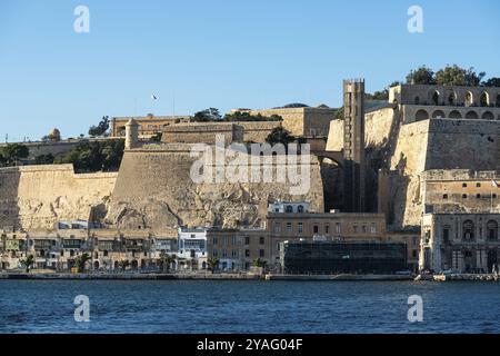 La Valletta, Malta, 01 07 2022: Vista sulla fortezza e sui giardini di Barrakka, presi dalle rive delle tre città, Europa Foto Stock