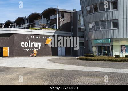 Maaseik, Limburgo, Belgio, 04 12 2022, il negozio di alimentari Colruyt General e la catena Pearl, Europa Foto Stock