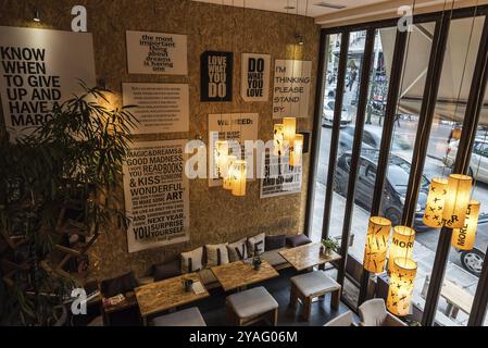 Atene Exarcheia, Attica, Grecia, 12 28 2019 Vista di una tipica taverna tradizionale in legno di Exarcheia, Europa Foto Stock