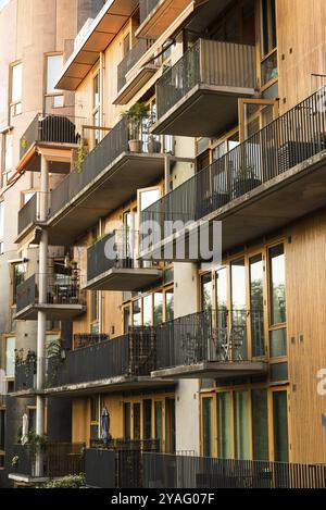 Hammerby, Stoccolma - Svezia, 07 24 2019, facciate e terrazze con balcone di appartamenti residenziali di classe superiore Foto Stock
