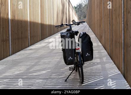 Maasmechelen, Limburgo, Belgio, 04 12 2022, Trekking bike in un ponte di legno, Europa Foto Stock