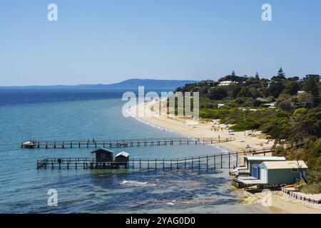 Vista verso Shelley Beach sul Sorrento, Portsea Artists' Trail in una calda giornata estiva nella Penisola di Mornington, Victoria, Australia, Oceania Foto Stock