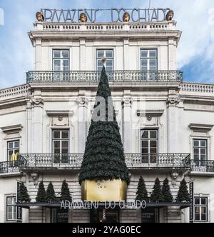 Lisbona, Portogallo, 12 28 2018: Facciata del piccolo centro commerciale Armazens do Chiado nella città vecchia, in Europa Foto Stock