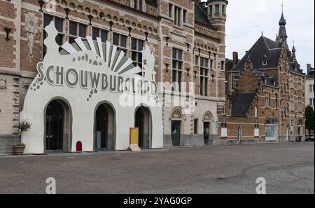 Kortrijk, regione delle Fiandre occidentali, Belgio, 07 10 2021 facciata del teatro e piazza, Europa Foto Stock