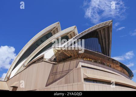 SYDNEY, AUSTRALIA, 4 MARZO 2023: Primo piano architettonico della Sydney Opera House in una calda giornata autunnale a Sydney, nuovo Galles del Sud, Australia, Oceania Foto Stock