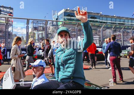 MELBOURNE, AUSTRALIA, 2 APRILE: Fernando Alonso, spagnolo, alla guida dell'Aston Martin Aramco Cognizant Formula 1 Team, alla sfilata dei piloti davanti al st Foto Stock