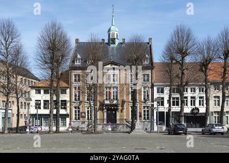 Maaseik, Limburgo, Belgio, 04 12 2022, terrazze ed edifici storici nella vecchia piazza del mercato, Europa Foto Stock