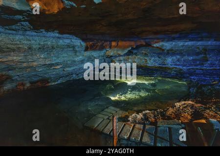 L'iconico e popolare sistema di grotte di Engelbrecht, che è una dolina sotto il CBD del monte Gambier in Australia meridionale, Australia, Oceania Foto Stock