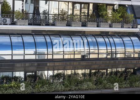 Atene, Attica, Grecia, 12 26 2019 Terrazza e costruzione di serra sui tetti, Europa Foto Stock