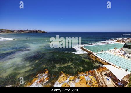 SYDNEY, AUSTRALIA, 5 DICEMBRE 2023: Vista verso Bondi Beach dall'Icebergs Dining Room and Bar in una calda giornata estiva a Sydney, nuovo Galles del Sud, Australia Foto Stock