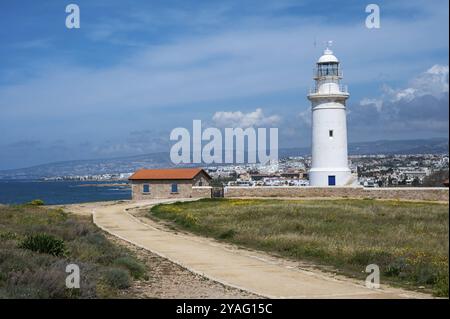 Paphos, distretto di Paphos, Cipro, 23 marzo 2023, vista panoramica ad alto angolo sul sito archeologico di Nea Paphos con il faro, Europa Foto Stock