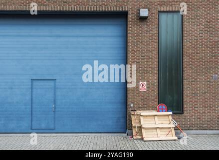 Jette, regione di Bruxelles-capitale, Belgio, 12 20 2019 Ugly Blue garage port, Europa Foto Stock