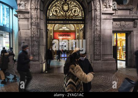 Anversa, Fiandre, Belgio, 12 28 2020 persone passano accanto al lussuoso centro commerciale al coperto, Europa Foto Stock