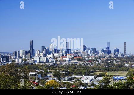 BRISBANE, AUSTRALIA, LUGLIO 30 2023: Le iconiche vedute della città del CBD di Brisbane dal lago artificiale Eildon Hill e dai parchi di Windsor, Brisbane, Queensland, Au Foto Stock