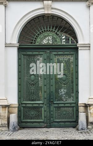 Tournai Doornik, regione vallone, Belgio, 08 14 2019 dettaglio di una porta d'ingresso in metallo usurata, Europa Foto Stock