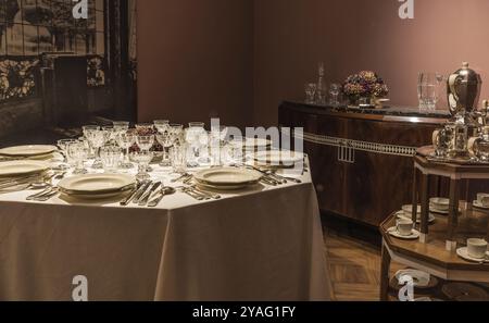 Bruxelles, Belgio, 11 11 2018: Tavolo da pranzo di lusso come parte della collezione di Wolfers e figli al Museo reale di Arte e storia, Europa Foto Stock