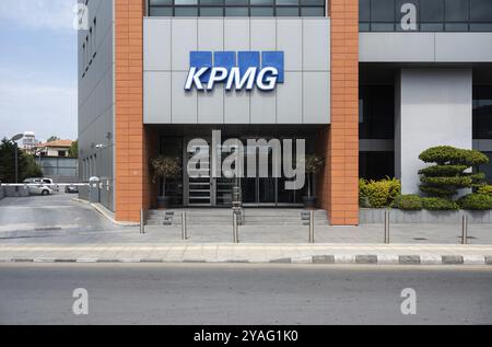 Limassol, Cipro, 23 marzo 2023, facciata e logo della società di revisione e consulenza finanziaria KPMG, Europa Foto Stock