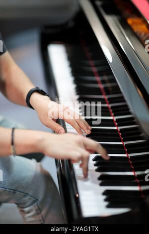 Primo piano di un musicista che suona il piano. Piano player primo piano. Messa a fuoco selettiva. Foto Stock