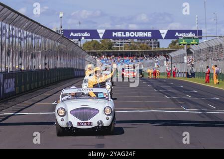 MELBOURNE, AUSTRALIA, 2 APRILE: Oscar Piastri dell'Australia alla guida della McLaren Formula 1 Team alla sfilata dei piloti prima dell'inizio della gara principale A. Foto Stock