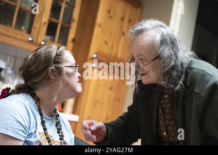 Hakendover, Brabante fiammingo, Belgio, 09 20 2021: Disabile donna di 39 anni e sua madre di 83 anni che si diverte in cucina a casa, Europa Foto Stock