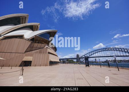 SYDNEY, AUSTRALIA, 4 MARZO 2023: Primo piano architettonico della Sydney Opera House in una calda giornata autunnale a Sydney, nuovo Galles del Sud, Australia, Oceania Foto Stock