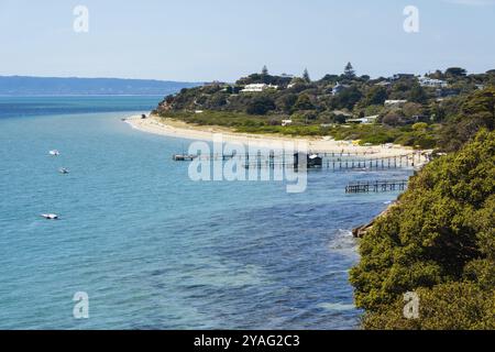 Vista verso Shelley Beach sul Sorrento, Portsea Artists' Trail in una calda giornata estiva nella Penisola di Mornington, Victoria, Australia, Oceania Foto Stock