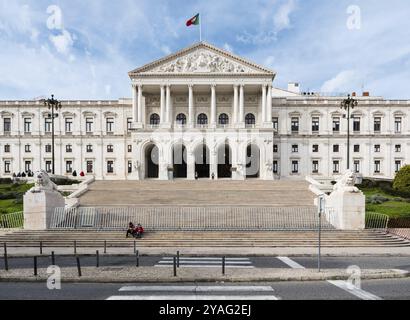 Lisbona, Portogallo, 12 28 2018: Vista sulla piazza, la facciata e le scale del Palazzo Sao Bento, Europa Foto Stock