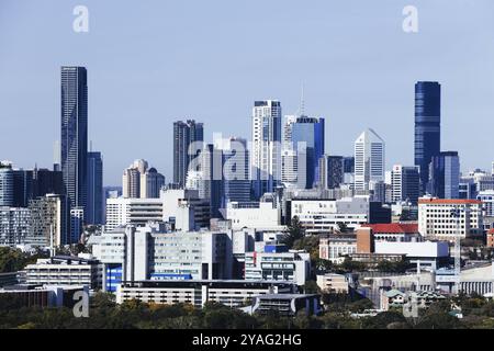 BRISBANE, AUSTRALIA, LUGLIO 30 2023: Le iconiche vedute della città del CBD di Brisbane dal lago artificiale Eildon Hill e dai parchi di Windsor, Brisbane, Queensland, Au Foto Stock