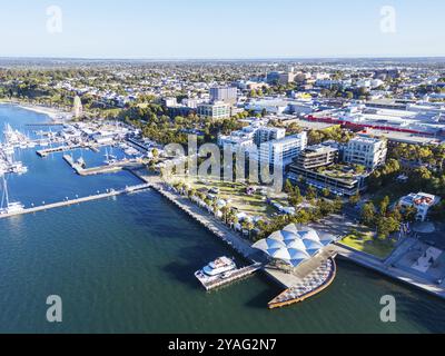 Vista dalla baia di Port Phillip verso il CBD di Geelong e la città in una calda serata estiva a Geelong, Victoria, Australia, Oceania Foto Stock