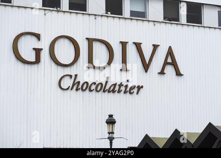 Koekelberg, regione di Bruxelles capitale, Belgio, 11 19 2021: Facciata e segno della fabbrica di cioccolato Godiva Chocolatier, Europa Foto Stock