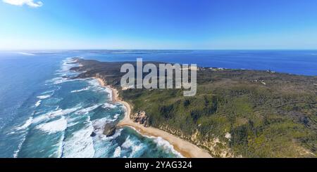 Un colpo aereo della penisola di Mornington verso Point Nepean e Port Phillip Bay a Victoria, Australia, Oceania Foto Stock