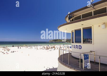 SYDNEY, AUSTRALIA, 5 DICEMBRE 2023: Vista generale della spiaggia di Bondi Beach e della Lifeguard Tower in una calda giornata estiva a Sydney, nuovo Galles del Sud, Aust Foto Stock