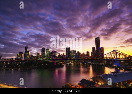 BRISBANE, AUSTRALIA, 27 LUGLIO 2023: Skyline di Brisbane e Story Bridge dal sobborgo di New Farm e Wilson Outlook Reserve al crepuscolo nel Queensland, Au Foto Stock