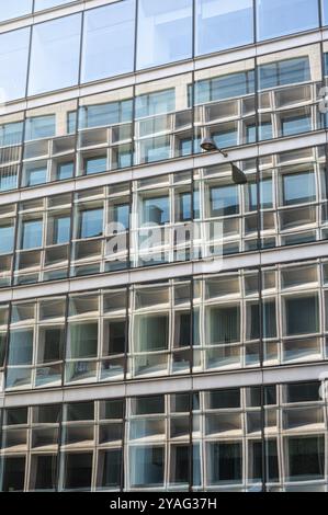 Centro storico di Bruxelles, regione di Bruxelles capitale, Belgio, 09 11 2022, che riflette le finestre di edifici per uffici contemporanei, Europa Foto Stock