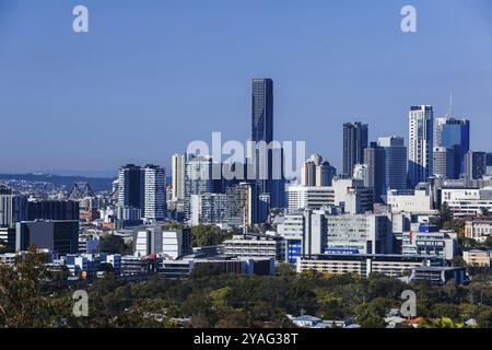 BRISBANE, AUSTRALIA, LUGLIO 30 2023: Le iconiche vedute della città del CBD di Brisbane dal lago artificiale Eildon Hill e dai parchi di Windsor, Brisbane, Queensland, Au Foto Stock