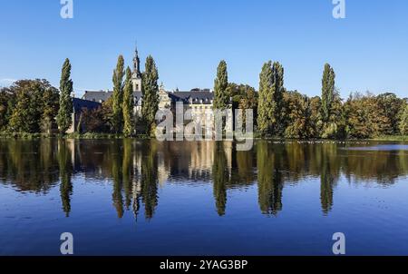 Abbazia del Parco che si riflette nello stagno di Lovanio, Belgio, Europa Foto Stock