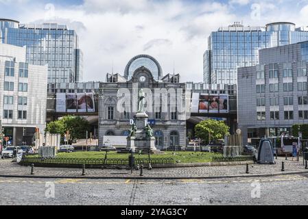 Ixelles, Bruxelles, Belgio, 04 27 2019, piazza Place du Luxembourg con la statua di John Cockerill e il punto informazioni del parlamento europeo, Europ Foto Stock