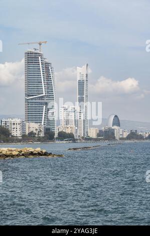 Limassol, Cipro, 23 marzo 2023, Vista sul mare con alti edifici sullo sfondo, Europa Foto Stock