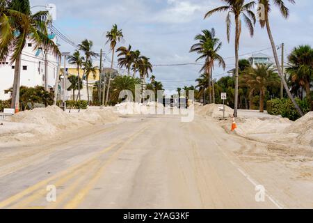 L'uragano Milton si innalza sulla sabbia per le strade di Bonita Springs Beach 2024 Foto Stock