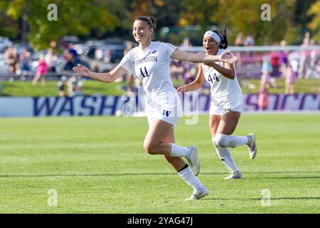 Seattle, Washington, Stati Uniti. 13 ottobre 2024. La giocatrice dell'Università di Washington IOANNA PAPATHEODOROU #11 celebra il gol, nella seconda metà della partita, University of Washington vs Michigan State, 2-0. (Credit Image: © Melissa Levin/ZUMA Press Wire) SOLO PER USO EDITORIALE! Non per USO commerciale! Foto Stock