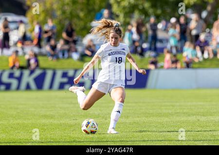 Seattle, Washington, Stati Uniti. 13 ottobre 2024. Il giocatore dell'Università di Washington JACE HOLMES #18 calcia la palla in fondo al campo, nella seconda metà della partita, University of Washington vs Michigan State, 2-0. (Credit Image: © Melissa Levin/ZUMA Press Wire) SOLO PER USO EDITORIALE! Non per USO commerciale! Foto Stock