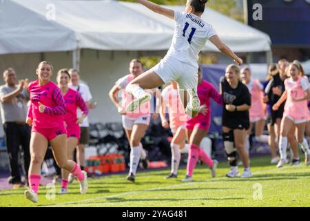 Seattle, Washington, Stati Uniti. 13 ottobre 2024. La giocatrice dell'Università di Washington IOANNA PAPATHEODOROU #11 celebra il gol, nella seconda metà della partita, University of Washington vs Michigan State, 2-0. (Credit Image: © Melissa Levin/ZUMA Press Wire) SOLO PER USO EDITORIALE! Non per USO commerciale! Foto Stock