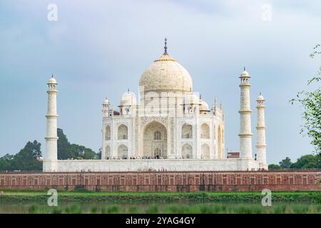 Il mozzafiato taj mahal sorge maestosamente sulle rive del fiume yamuna ad agra, in india Foto Stock